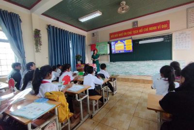Ngày 6/12/2015 trường TH Y Jút thực hiện chuyên đề cấp trường môn Toán lớp 5 do cô Trịnh Thị Toan thực hiện