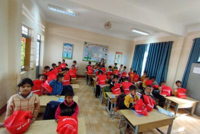 Trường Tiểu Học Y Jút nhận được 68 mũ bảo hiểm từ công ty Hon Da