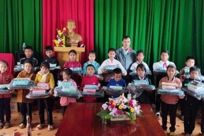 Liên đội và Ban giám hiệu Nhà trường đã nhận và trao 22 suất quà cho các em học sinh nghèo, khó khăn từ Tổ chức Bảo vệ quyền trẻ em.
